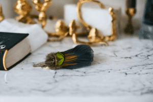 broche epingle a vetement plume oiseau bleu fait main peaky blinders kathani un new