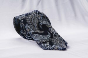 cravate en soie vintage fleuries noire deux