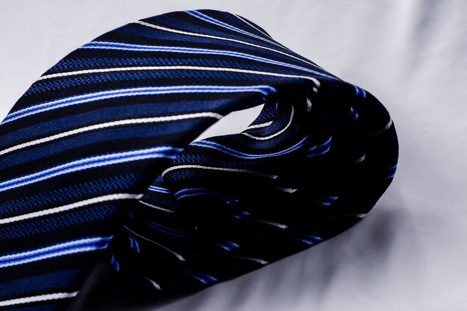 cravate originale soie homme travail chic bleu deux