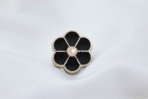 broche epingle a vetement noir rose fait main peaky blinders changretta deux