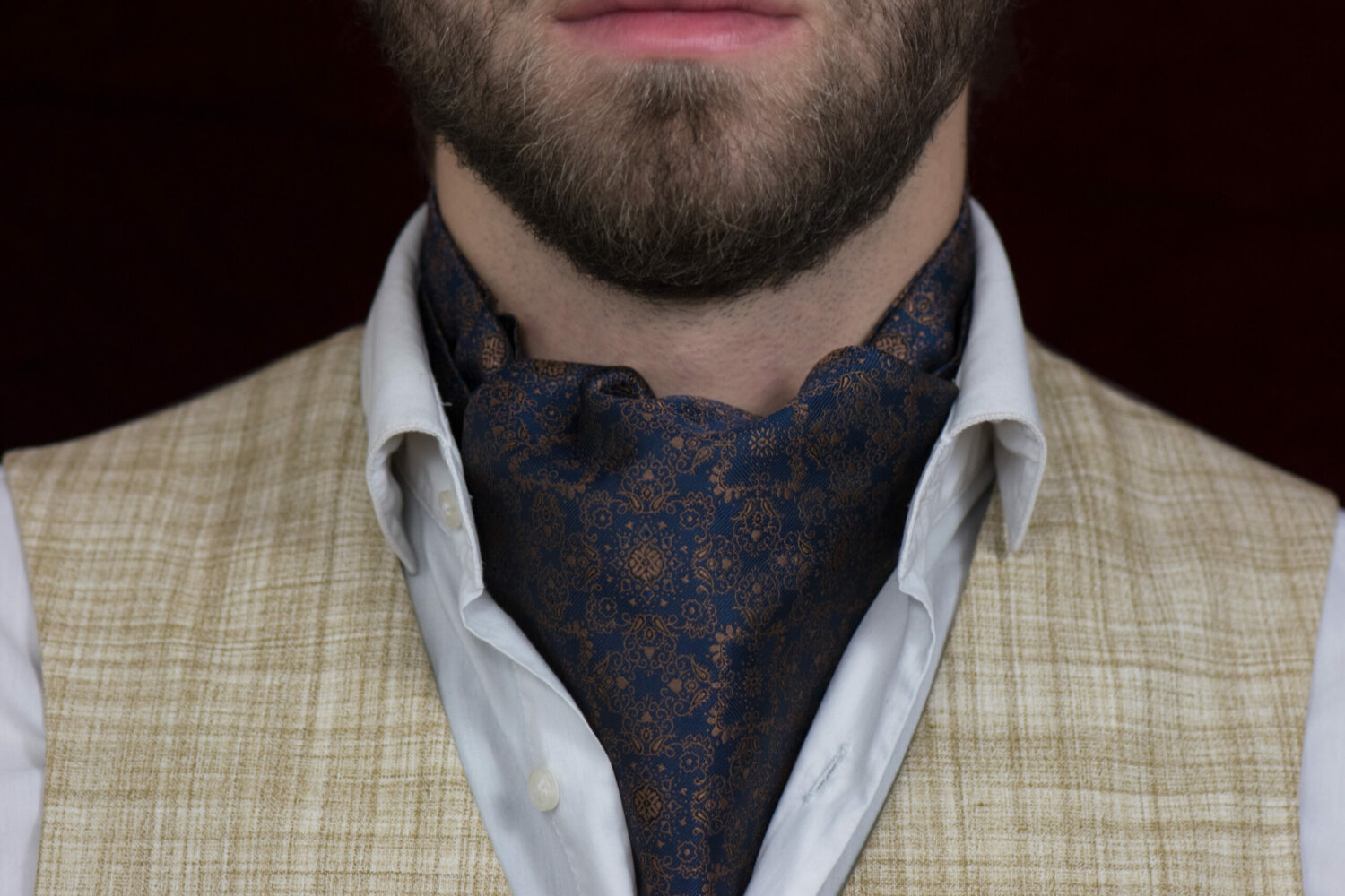cravate-originale-ascot-soie-astet-ascot-bleu-or-portee-cou
