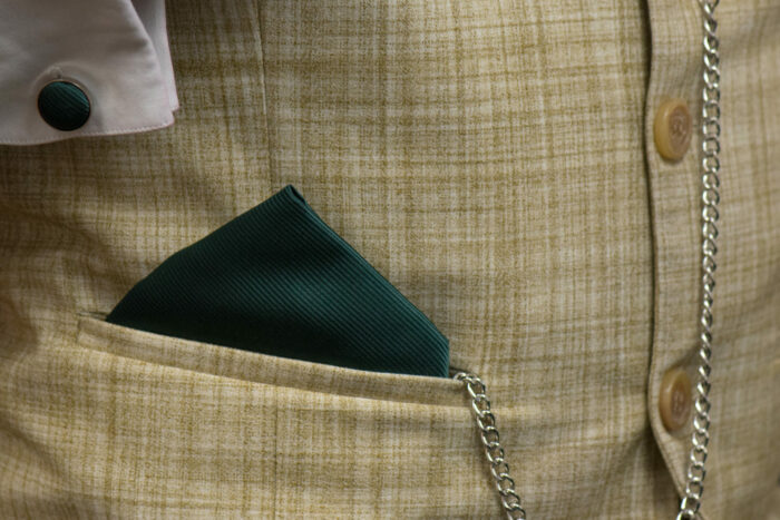 pochette de costume boutons manchettes ascot vintage verte portee gilet