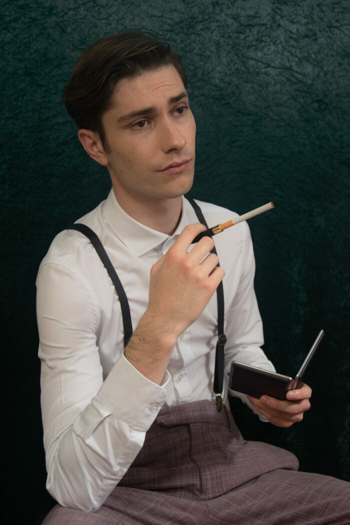model mannequin homme pour modern gentleman style peaky blinders deux portant noir bretelles fines cuir et fume cigarette etui cigarette noir