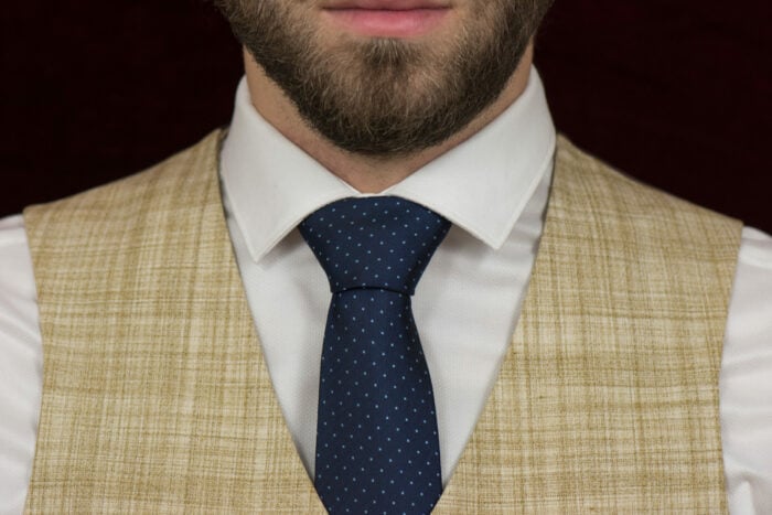 cravate en soie homme tendance blinders bleu chic portee cou