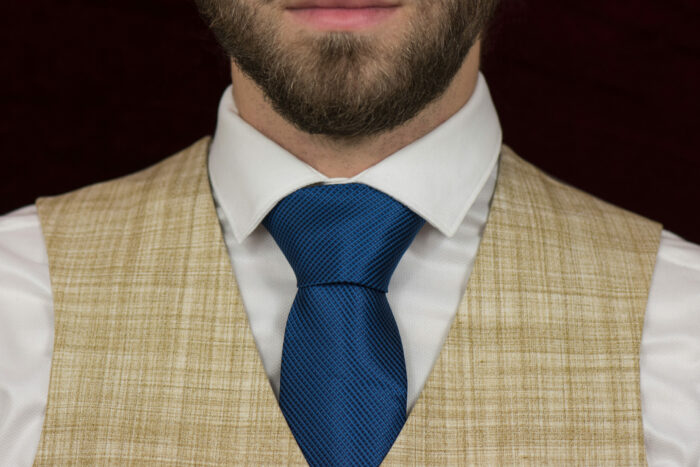 cravate en soie homme tendance blinders bleu roi portee cou