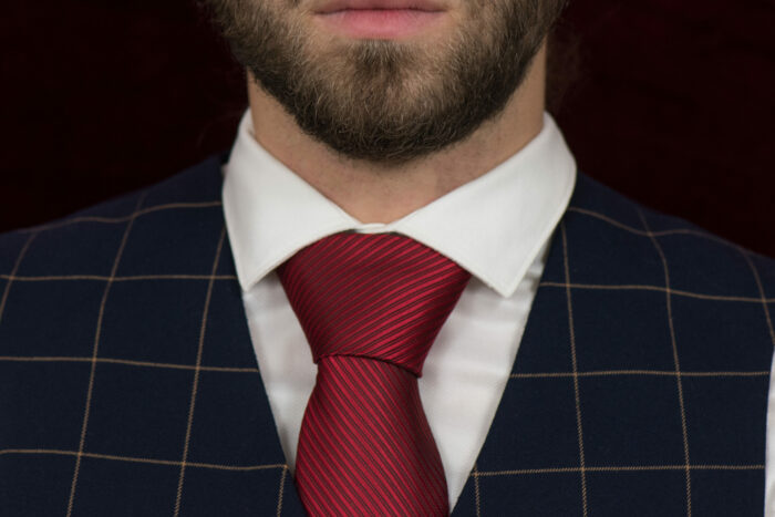 cravate en soie homme tendance blinders rouge roi portee cou
