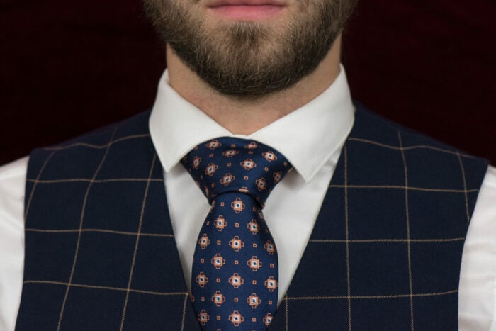 cravate homme tendance soie costume royal bleu portee cou