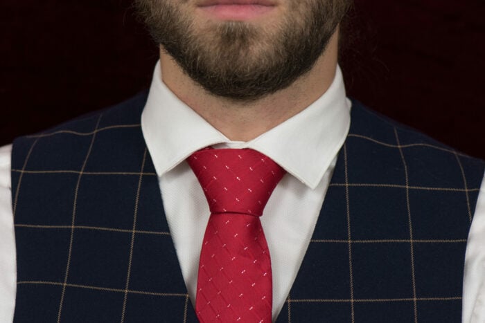 cravate originale soie homme costume rouge portee cou