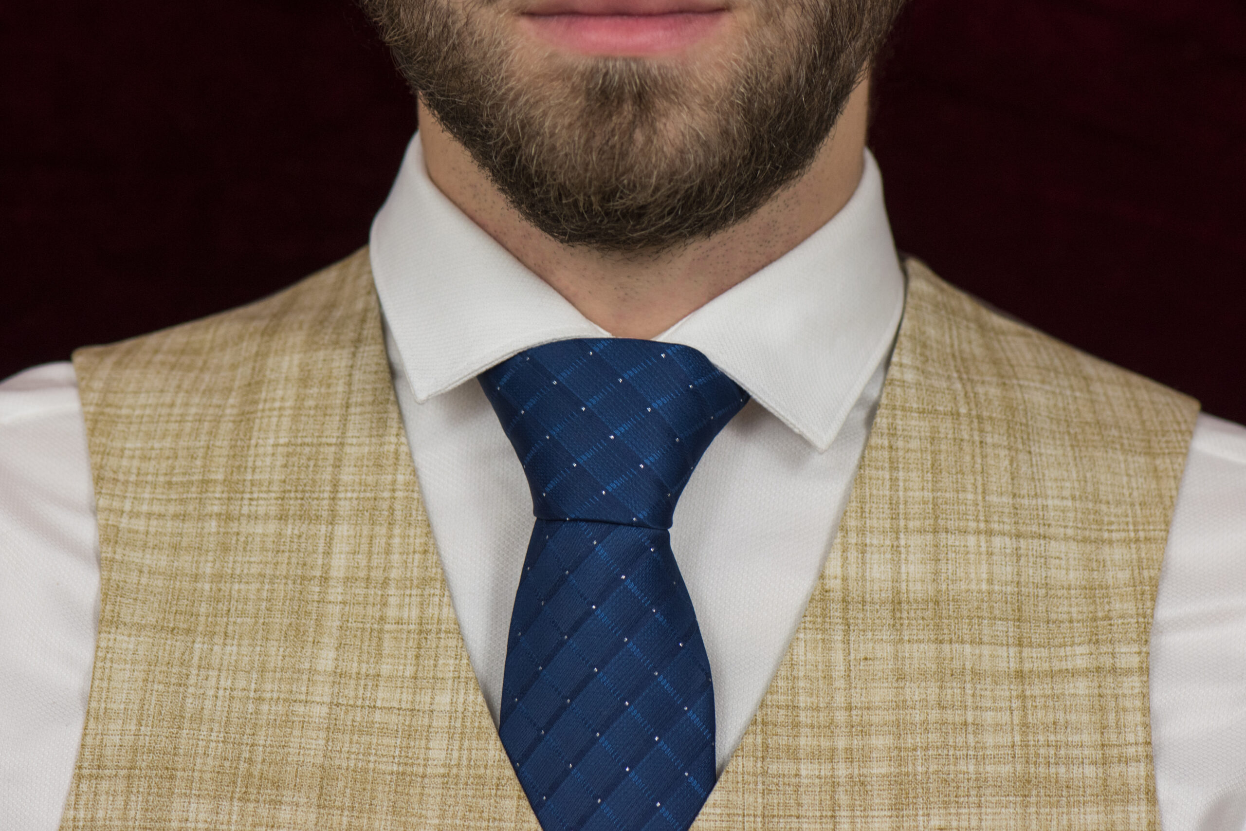 cravate originale soie homme costume bleu portee cou