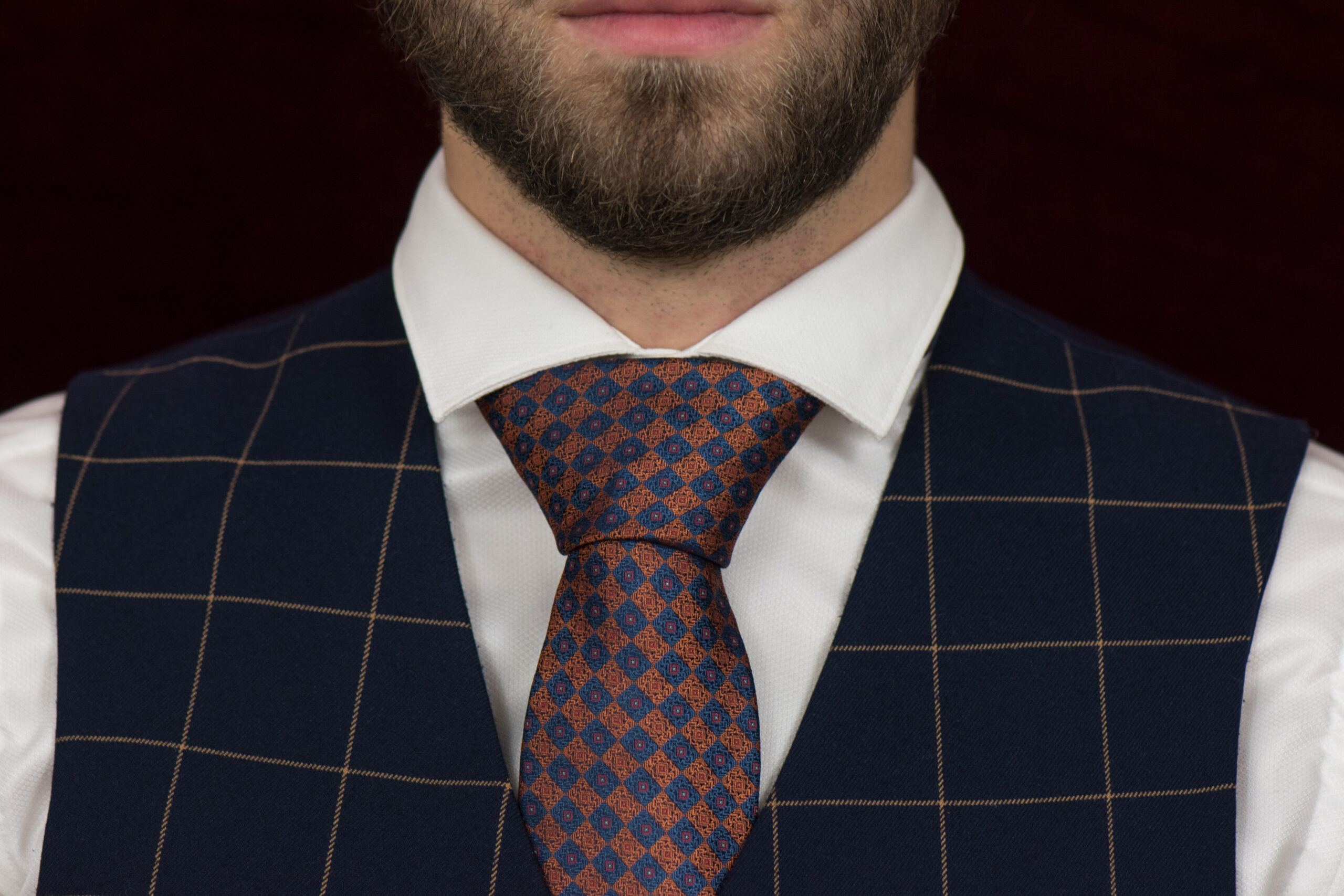 cravate originale soie tendance vintage bleu roi portee cou