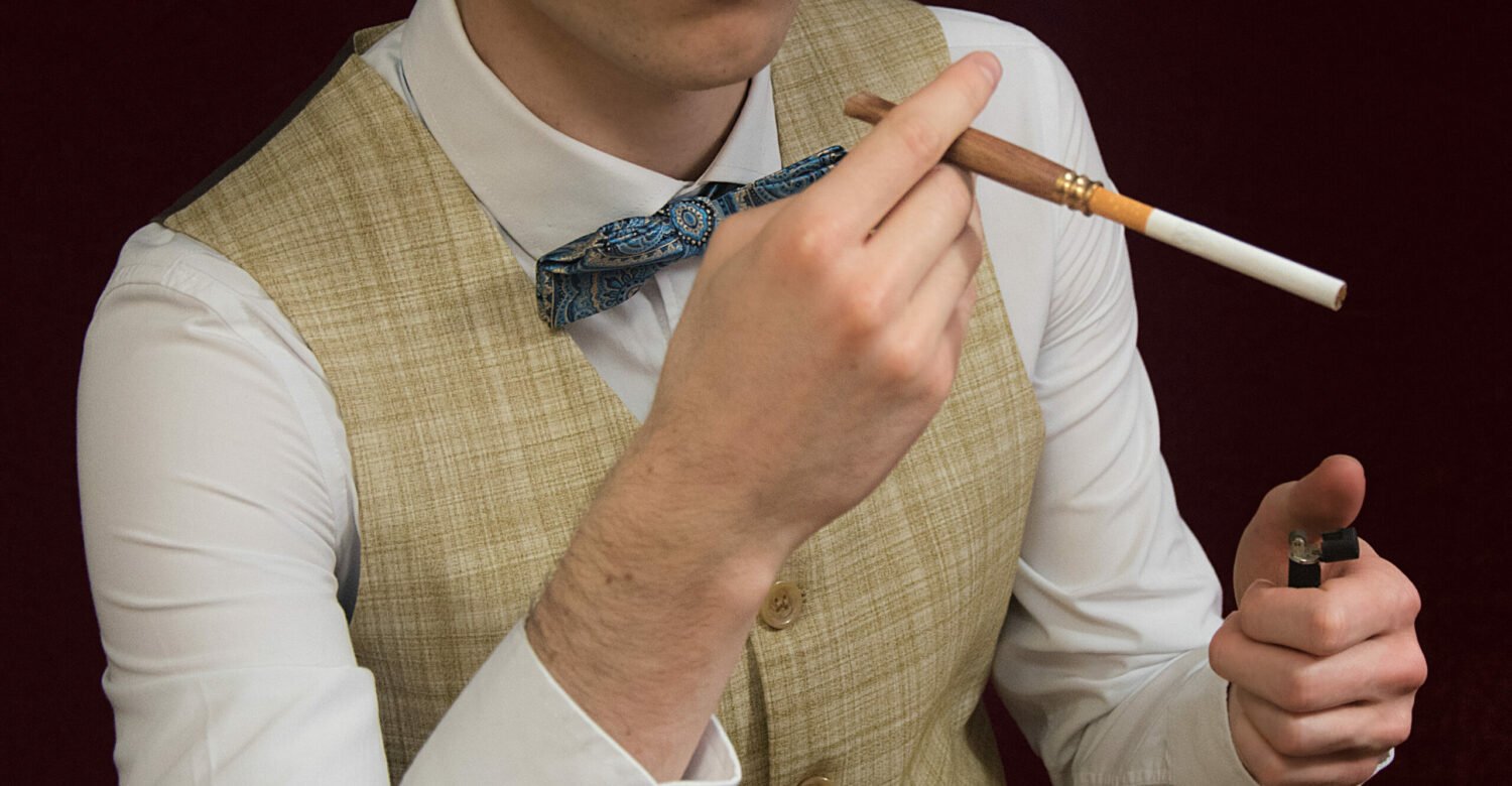mannequin modern gentleman carroussel porte cigarette bois et briquet zippo noir avec noeud papillon bleu