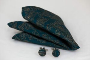 mouchoir de poche costume et boutons de manchettes vintage peaky shelby Asher verte table exposition deux