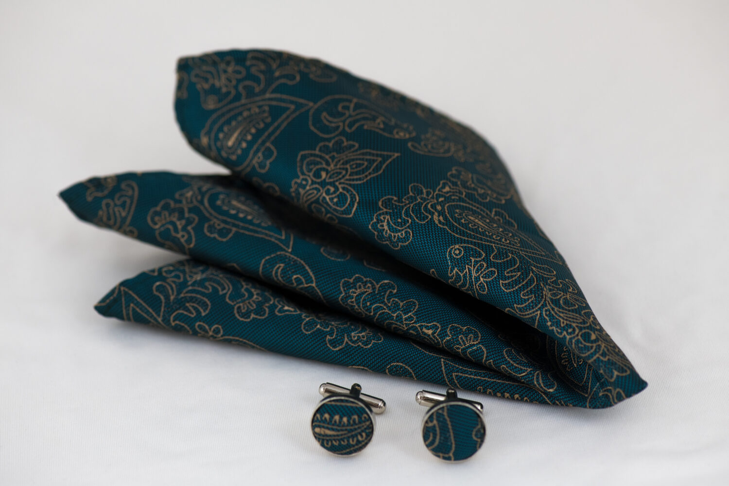 pocket handkerchief suit and cufflinks vintage peaky shelby Asher green table exhibition two