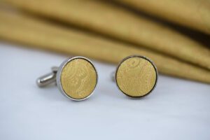 mouchoir de poche costume et boutons de manchettes vintage peaky shelby charles jaune or table exposition deux