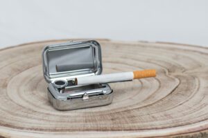 Cendrier portable extérieur de poche acier argent rectangle petit arthur shelby deux